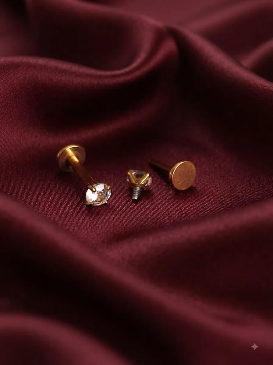 A slim plain gold-plated fleur stud